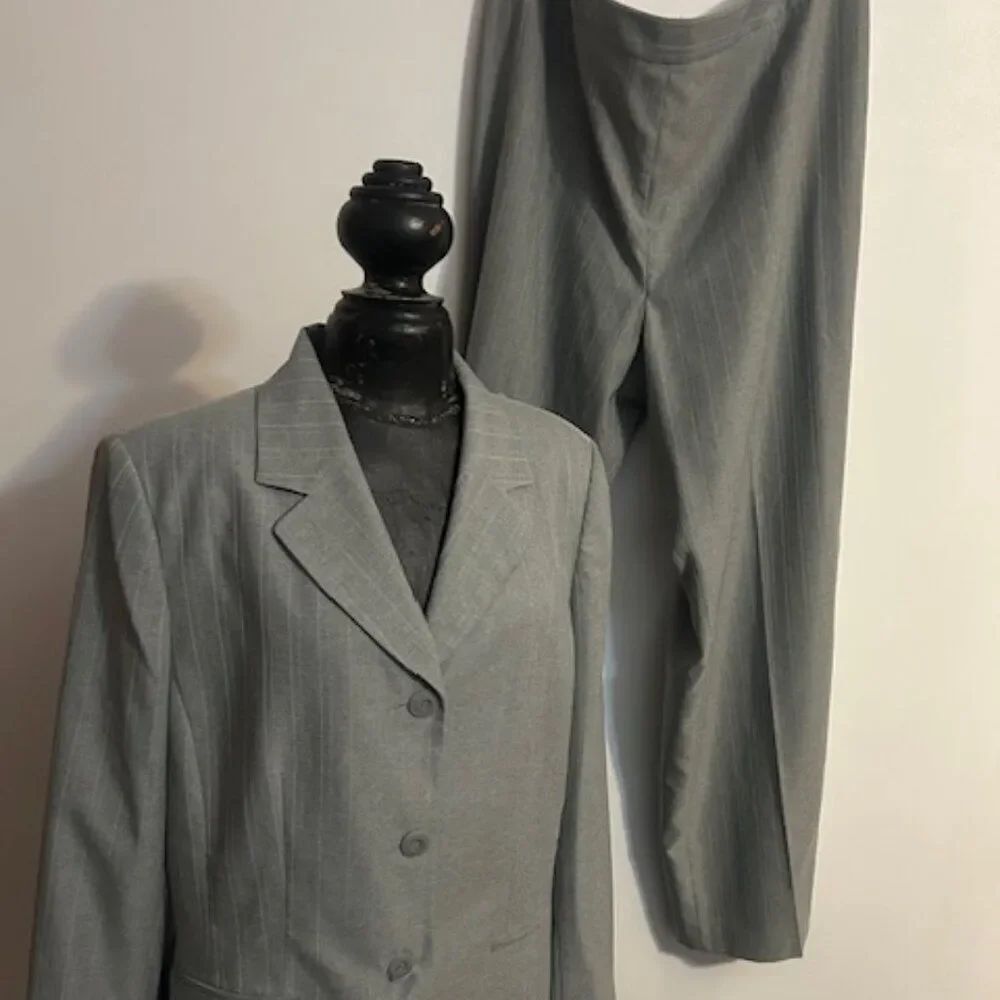 Evan Picone Suit Gray/Sea Green stripe 3 button blazer suit, size 18